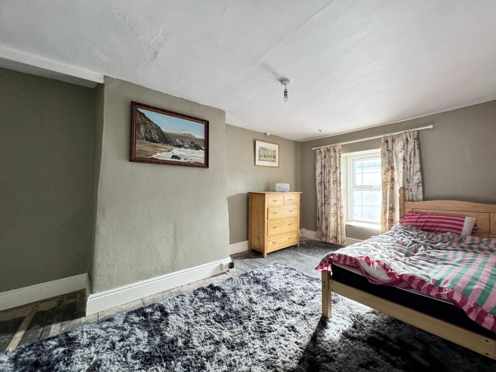 Lot: 35 - THREE-BEDROOM COTTAGE - Bedroom